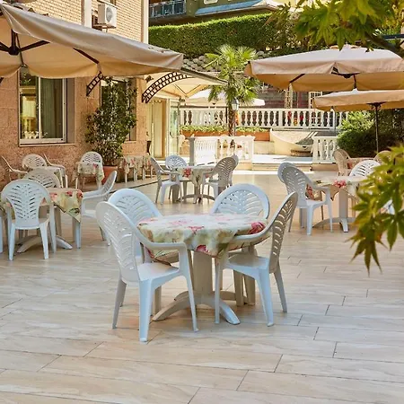 מלון Plaza 3*